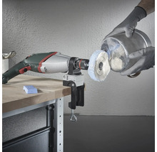 Borrmaskin med poleringstillbehör och arbetsstycke på en arbetsbänk