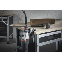 Borrmaskin med flexibel axel på skruvstäd på en arbetsbänk