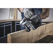 En operatör använder en spårfräs på en träplanka.