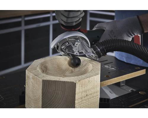 Träbearbetning med ett fräsverktyg för trä.