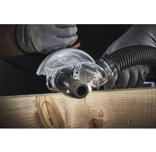 En spårfräs i arbete när du fräser en träbit med dammutsug.