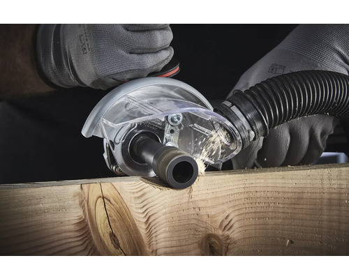 En spårfräs i arbete när du fräser en träbit med dammutsug.