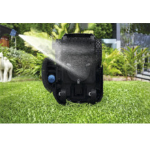 Rengöring av en robotgräsklippare med vattenstråle på en gräsmatta