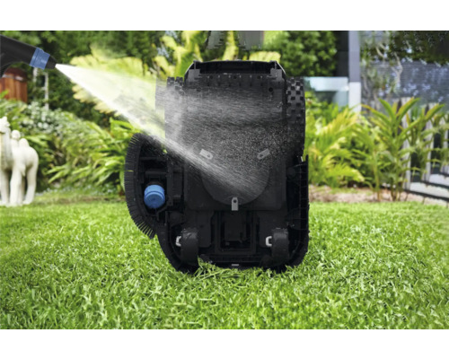 Rengöring av en robotgräsklippare med vattenstråle på en gräsmatta