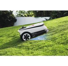 Robotgräsklippare på en gräsmatta med 50 procents lutning