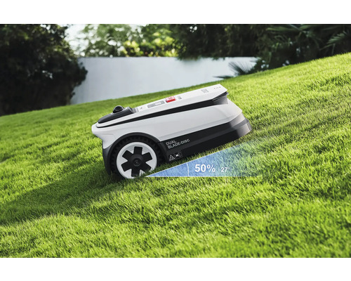 Robotgräsklippare på en gräsmatta med 50 procents lutning