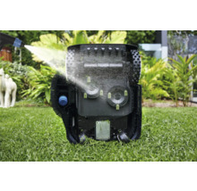 Robotgräsklippare rengörs med vatten