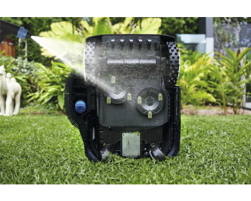 Robotgräsklippare rengörs med vatten