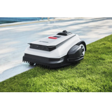 Automatisk gräsklippare på gräsmatta