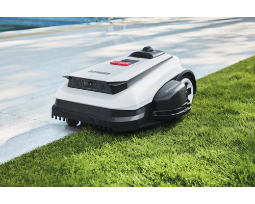 Automatisk gräsklippare på gräsmatta