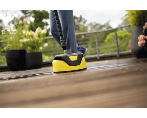 Terrasstvätt i drift på en träterrass