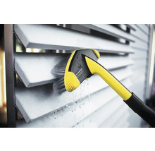 Kärcher logotyp. Rengöring av persienner med en borste.