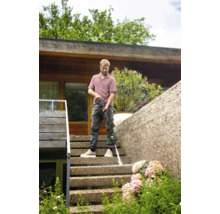 Man rengör utomhustrappa med högtryckstvätt.