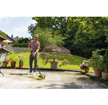 Man rengör terrass med en terrassrengörare