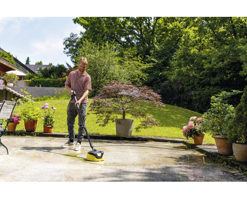 Man rengör terrass med en terrassrengörare