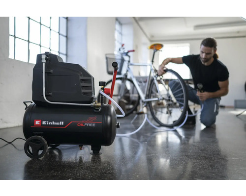 Einhell kompressor för att pumpa ett cykeldäck i en verkstad