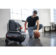 Einhell kompressor som pumpar upp en basketboll.