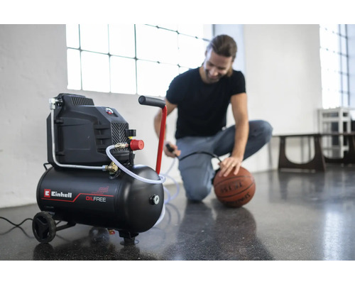 Einhell kompressor som pumpar upp en basketboll.