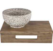 Dekorativ skål på träbricka