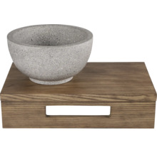 Stenskål på träbricka