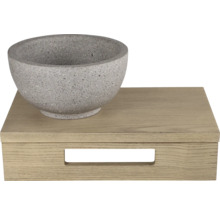 Dekorativ skål av sten på en trälåda