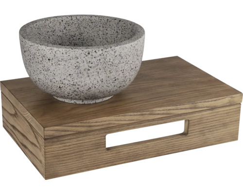 Dekorativ skål på träbricka