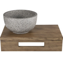 Dekorativ skål av sten på en trälåda