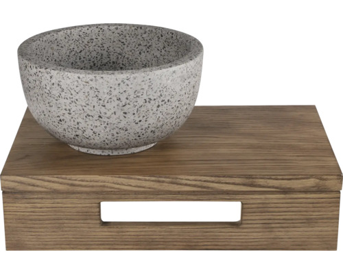 Dekorativ skål av sten på en trälåda