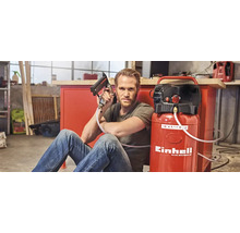 Man sitter med Einhell-kompressor och häftpistol i verkstaden