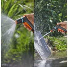 Trädgårdssprutpistol som används för att rengöra en spade och vattna växter