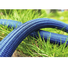 Trädgårdsslang på gräs