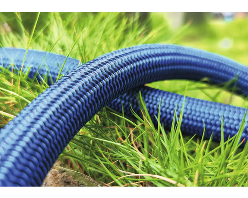 Trädgårdsslang på gräs