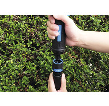 Person som ansluter trädgårdsslang med for_q-snabbkoppling