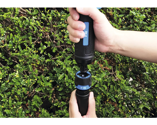 Person som ansluter trädgårdsslang med for_q-snabbkoppling