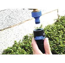 Trädgårdsslangkoppling ansluts till en vattenkran