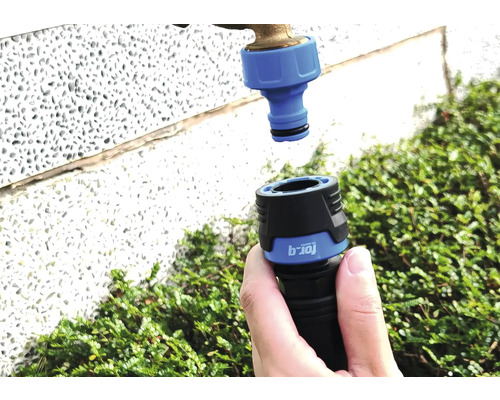 Trädgårdsslangkoppling ansluts till en vattenkran