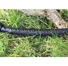 Trädgårdsslang på gräsmatta