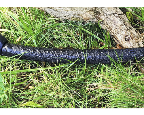 Trädgårdsslang på gräsmatta