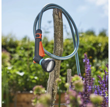 Trädgårdsslang med spruthuvud för vattning av växter