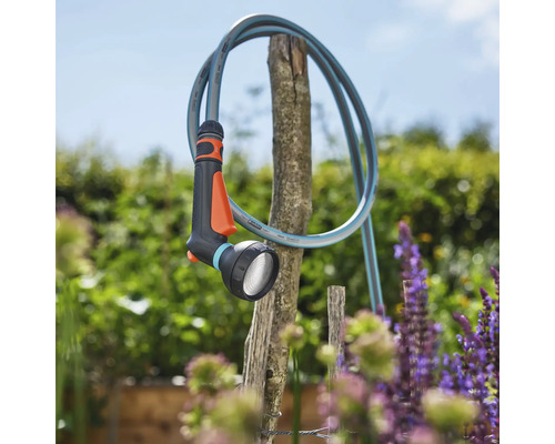 Trädgårdsslang med spruthuvud för vattning av växter