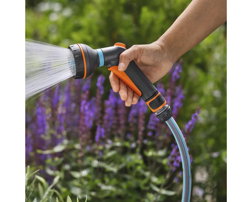 Trädgårdsdusch med vattenstråle i handen