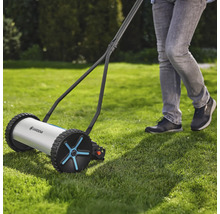 Handgräsklippare i bruk på en gräsmatta