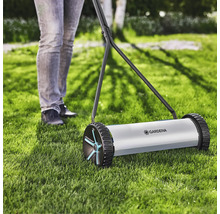 Gardena handgräsklippare används på en gräsmatta