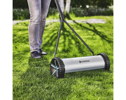 Gardena handgräsklippare används på en gräsmatta