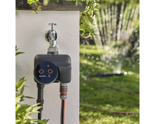 Gardena Smart bevattningskontroll med grässpridare i trädgården