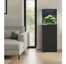 Inrett akvarium med underskåp i vardagsrummet bredvid en soffa