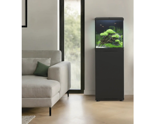 Inrett akvarium med underskåp i vardagsrummet bredvid en soffa