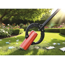 Griptång som plockar upp en burk i trädgården