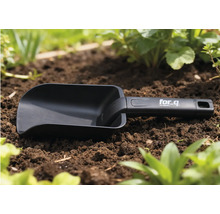 Trädgårdsskyffel av plast i rabatten