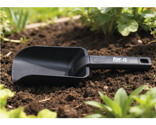 Trädgårdsskyffel av plast i rabatten